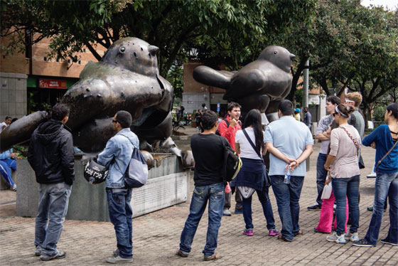 Un pájaro que aún estalla