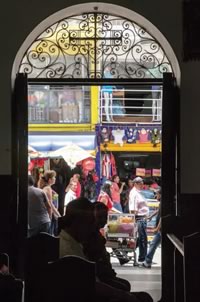 Una calle real • Fotografías Juan Fernando Ospina