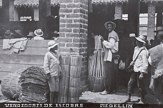 Vendedores de escobas del mercado cubierto de Guayaquil. S. f.