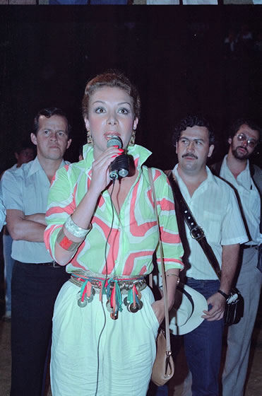 Virginia Vallejo en la inauguración de la iluminación de la cancha de La Estrella, año 1983. Detrás de Virginia el parlamentario Ernesto Lucena Quevedo, Pablo Escobar y Edgar Escobar. Fotografías: Édgar Jiménez, El Chino, fotógrafo personal de Pablo Escobar