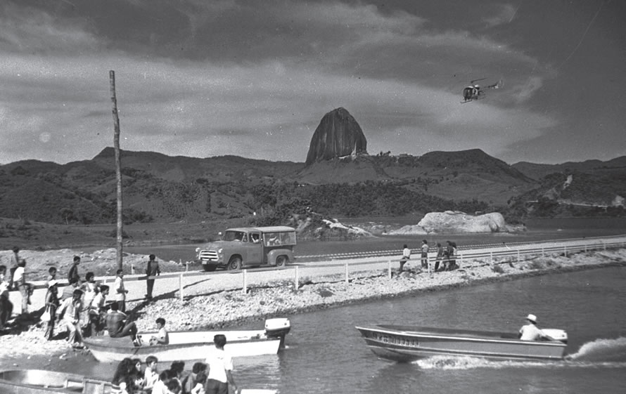 El Peñol. Gabriel Carvajal Pérez, 1971. Archivo Biblioteca Pública Piloto de Medellín.