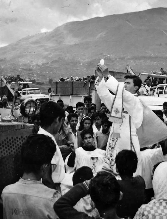 Eucaristía en el basurero de Medellín celebrada por Vicente Mejía. 1964