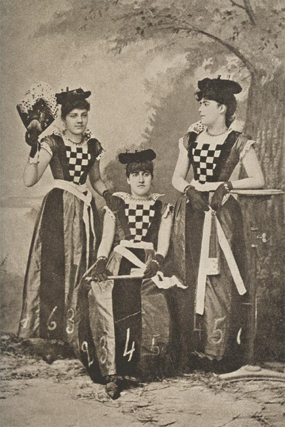 Tres señoritas en el Carnaval de Barranquilla. Anónimo, ca 1890.
