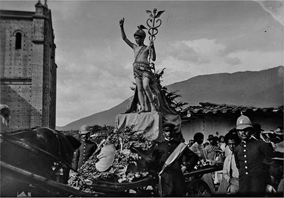 Carros alegóricos. Celebraciones en Medellín. Benjamín de la Calle, 1913.