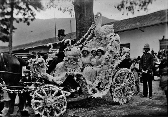 Carros alegóricos. Celebraciones en Medellín. Benjamín de la Calle, 1913.