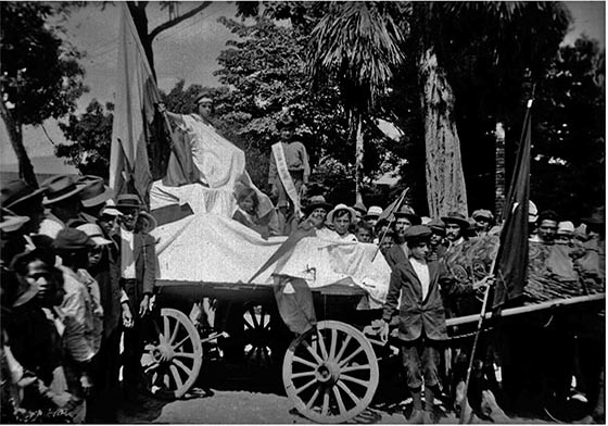 Carros alegóricos. Celebraciones en Medellín. Benjamín de la Calle, 1913.