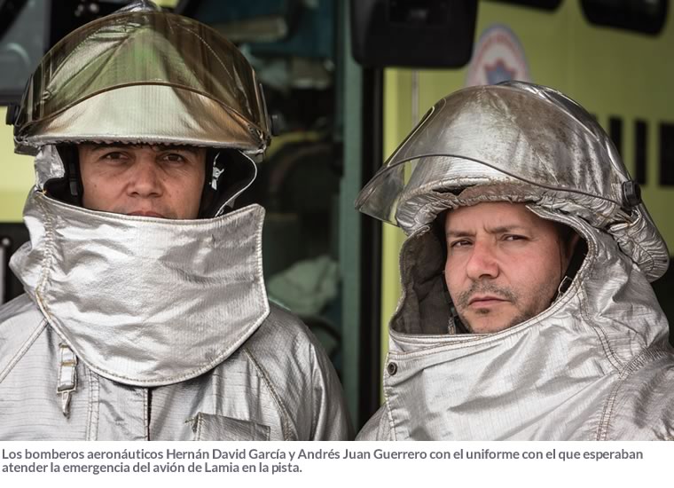 Los bomberos aeronáuticos Hernán David García y Andrés Juan Guerrero con el uniforme con el que esperaban atender la emergencia del avión de Lamia en la pista.