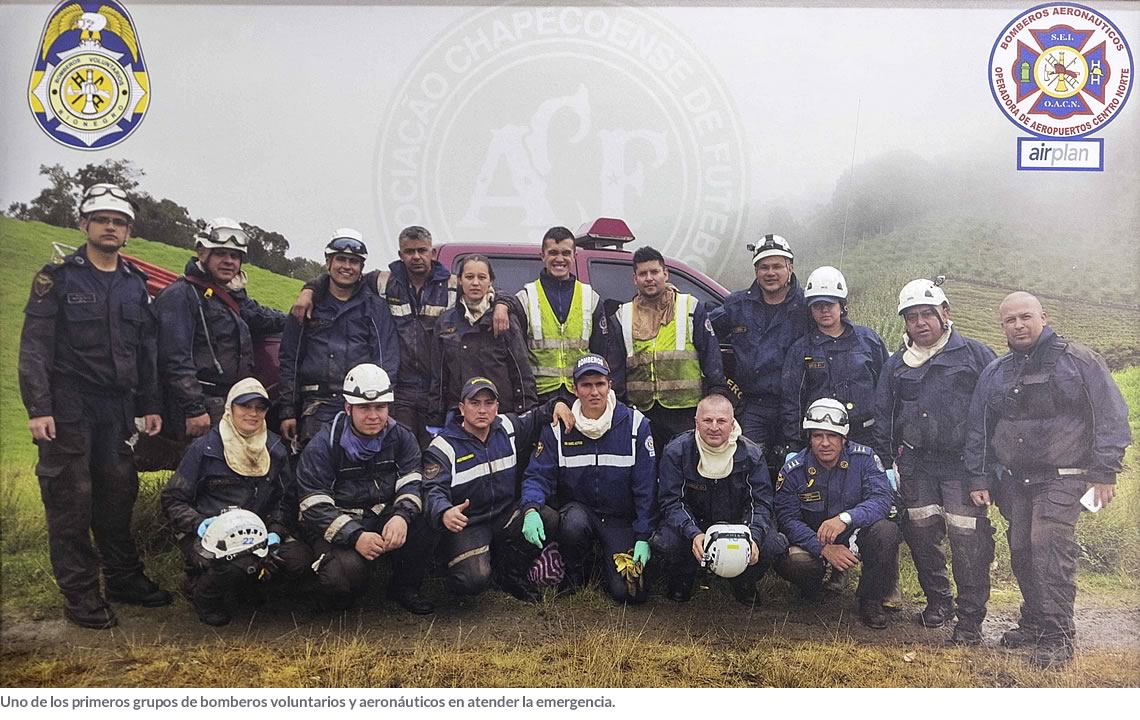 Uno de los primeros grupos de bomberos voluntarios y aeronáuticos en atender la emergencia.