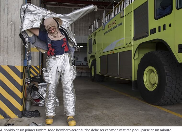 Al sonido de un primer timbre, todo bombero aeronáutico debe ser capaz de vestirse y equiparse en un minuto.