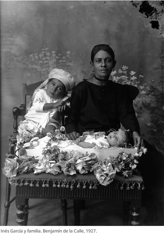 Inés García y familia. Benjamín de la Calle, 1927.