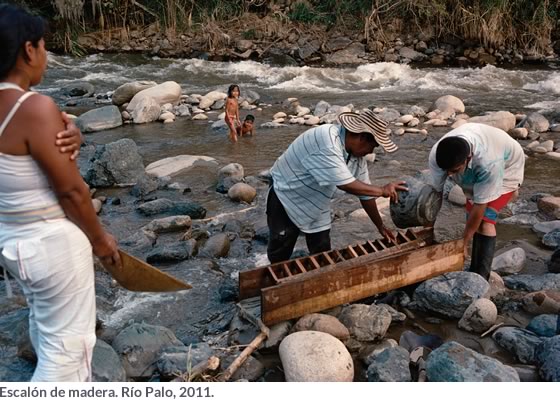 Escalón de madera. Río Palo, 2011. Fotografía Stephen Ferry